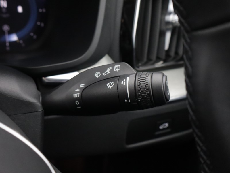 2024 (24) VOLVO XC60 2.0 B5P Plus Dark 5dr AWD Geartronic *VAT QUALIFYING* 5825070