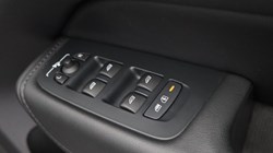 2024 (24) VOLVO XC60 2.0 B5P Plus Dark 5dr AWD Geartronic *VAT QUALIFYING* 5825053