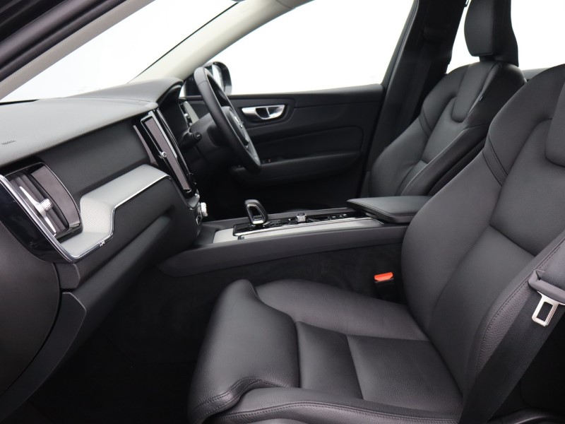 2024 (24) VOLVO XC60 2.0 B5P Plus Dark 5dr AWD Geartronic *VAT QUALIFYING* 5825040