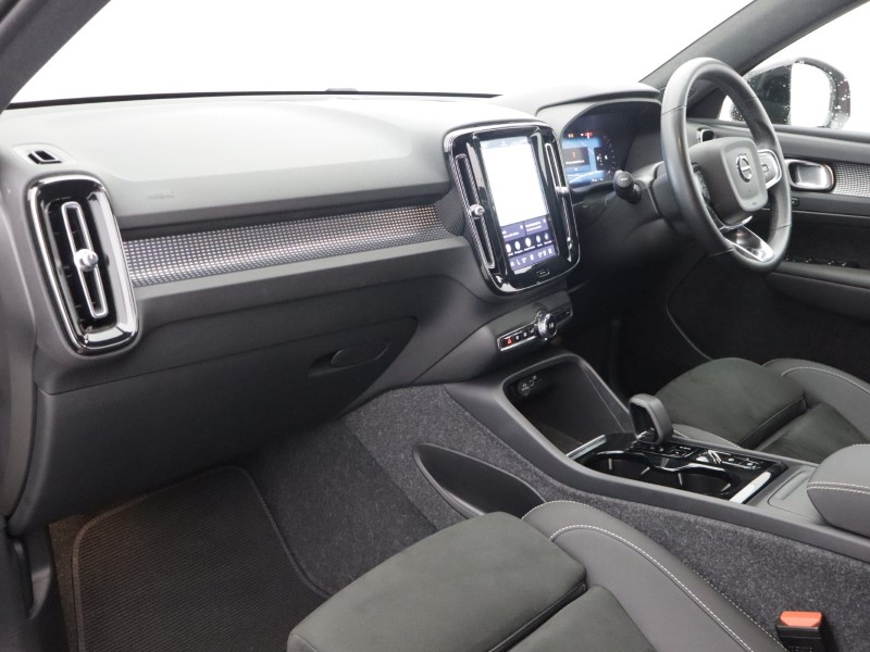 2024 (24) VOLVO XC40 2.0 B4P Plus Dark 5dr Auto 5844596