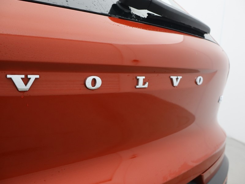2024 (24) VOLVO XC40 2.0 B4P Plus Dark 5dr Auto 5844577