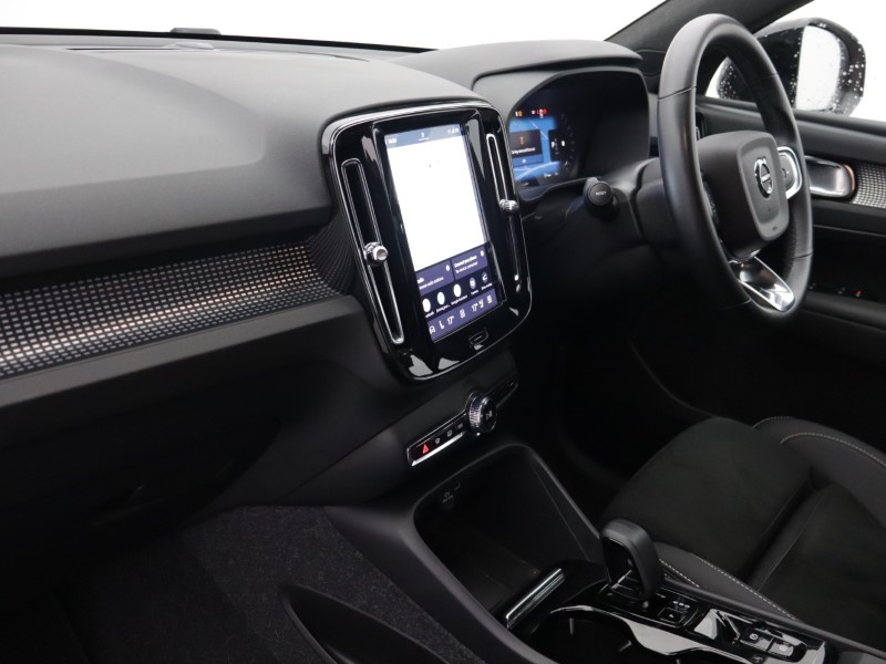2024 (24) VOLVO XC40 2.0 B4P Plus Dark 5dr Auto 5844597