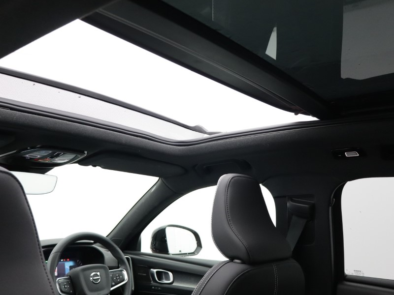 2024 (24) VOLVO XC40 2.0 B4P Ultimate Dark 5dr Auto 5778796