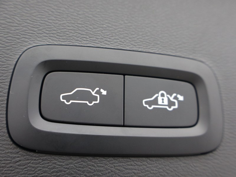 2026 (76) VOLVO XC40 2.0 B3P Plus Dark 5dr Auto 5774996