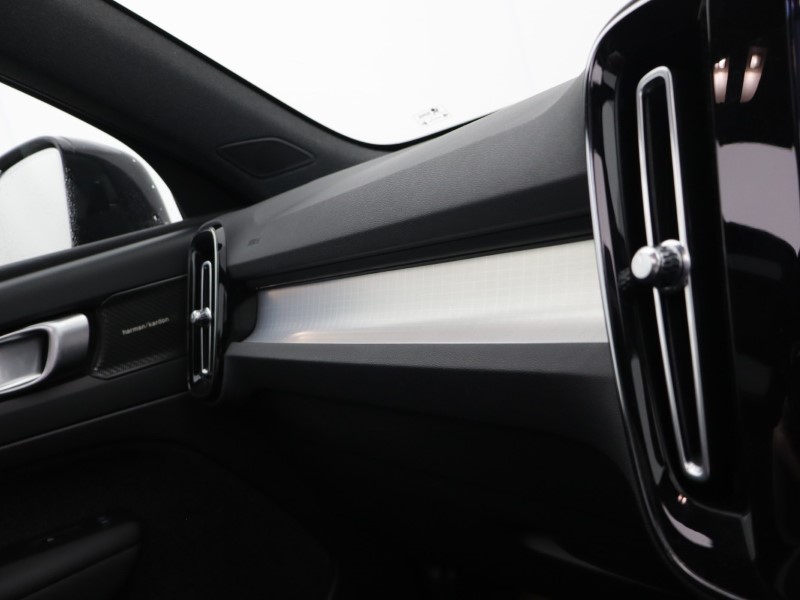 2026 (26) VOLVO XC40 2.0 B4P Ultra Dark 5dr Auto 5799773