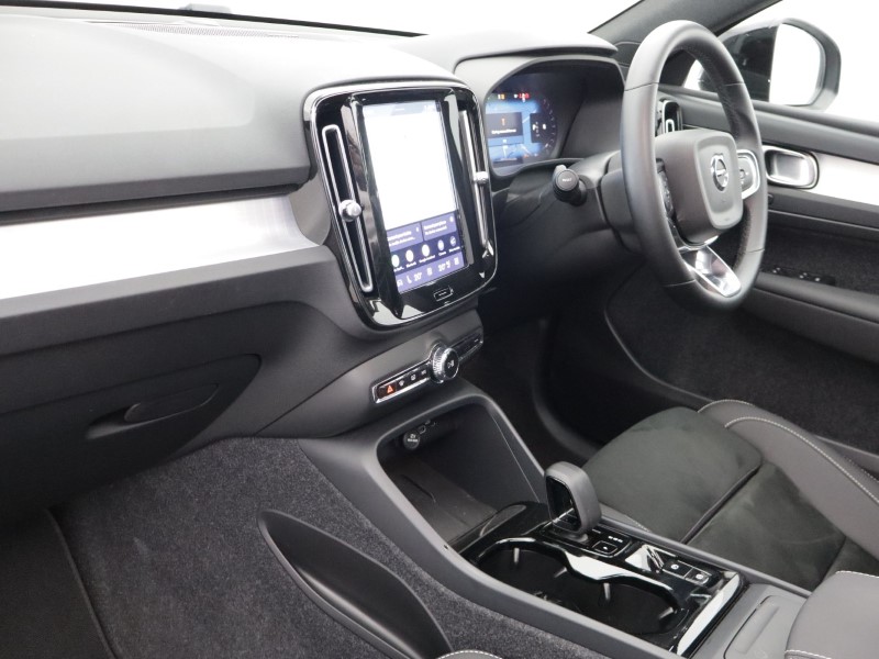 2026 (26) VOLVO XC40 2.0 B4P Ultra Dark 5dr Auto 5799748