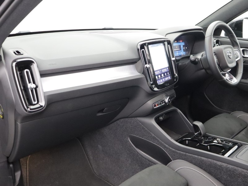 2026 (26) VOLVO XC40 2.0 B4P Ultra Dark 5dr Auto 5799747