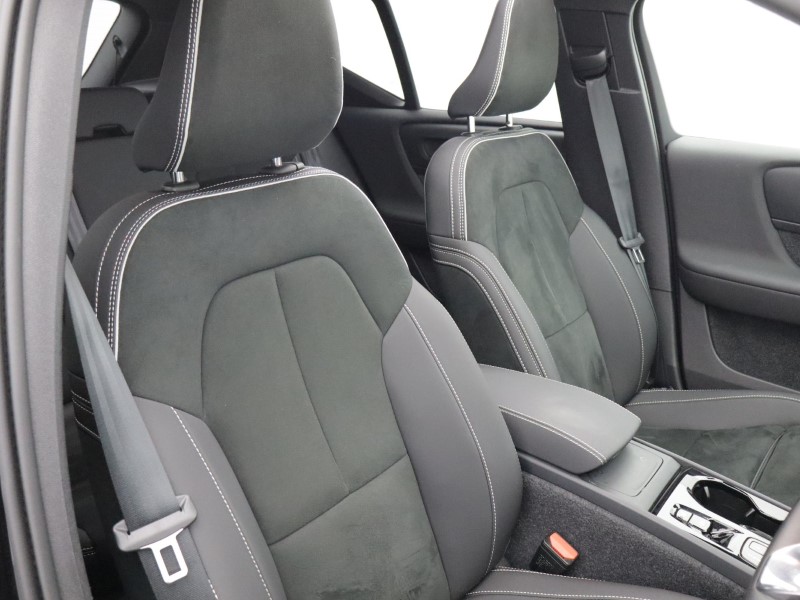 2026 (26) VOLVO XC40 2.0 B4P Ultra Dark 5dr Auto 5799745