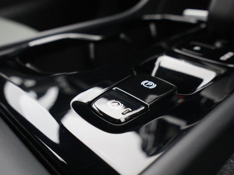 2024 (24) VOLVO XC40 2.0 B3P Plus Dark 5dr Auto 5859484