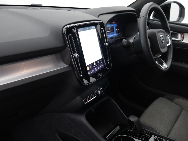 2024 (24) VOLVO XC40 2.0 B3P Plus Dark 5dr Auto 5859466