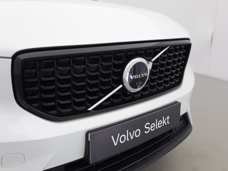 2024 (24) VOLVO XC40 2.0 B3P Plus Dark 5dr Auto 5859438