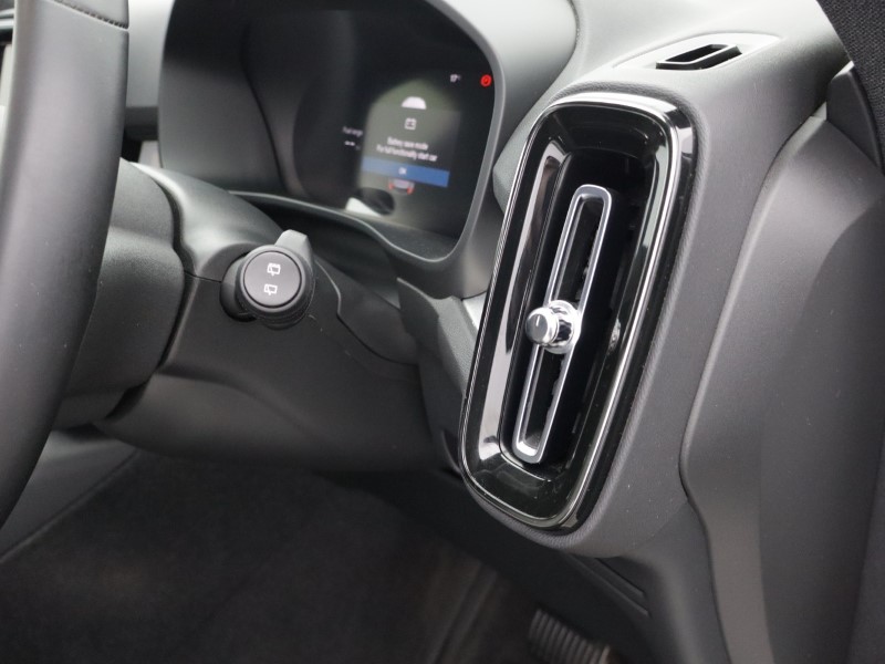 2024 (24) VOLVO XC40 2.0 B3P Plus Dark 5dr Auto 5859459
