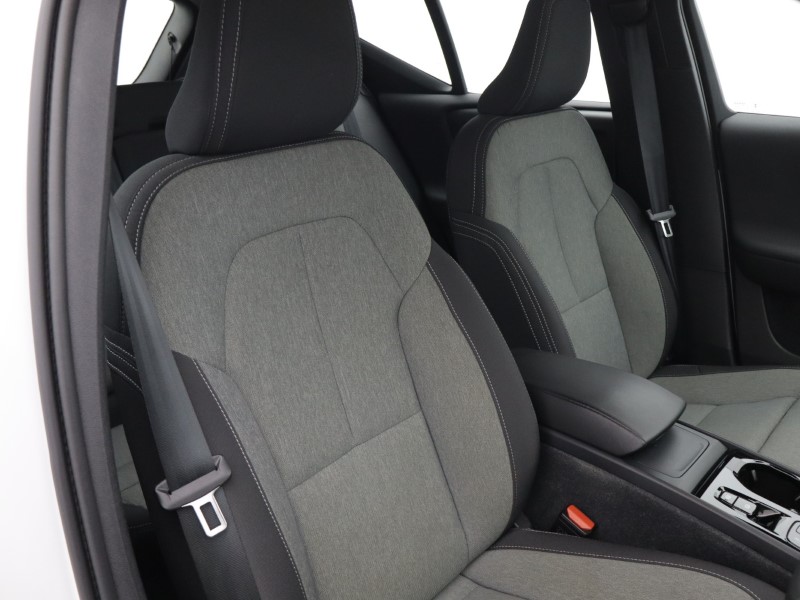 2024 (24) VOLVO XC40 2.0 B3P Plus Dark 5dr Auto 5859462