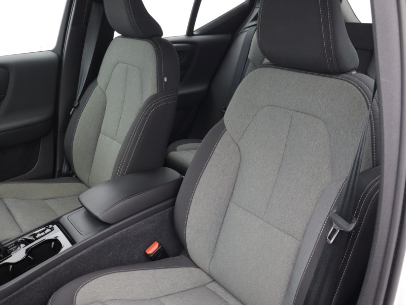 2024 (24) VOLVO XC40 2.0 B3P Plus Dark 5dr Auto 5859464