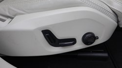 2024 (24) VOLVO XC60 2.0 B5P Ultimate Dark 5dr AWD Geartronic 5900596