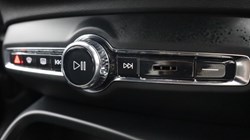 2025 (75) VOLVO XC40 2.0 B3P Plus Dark 5dr Auto 5886140