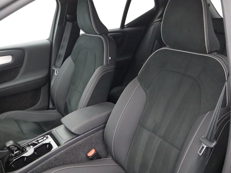 2025 (75) VOLVO XC40 2.0 B3P Plus Dark 5dr Auto 5886120