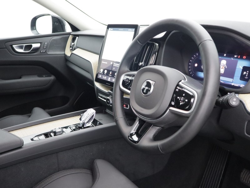 2025 (75) VOLVO XC60 2.0 B5P Plus Dark 5dr AWD Geartronic 5894986