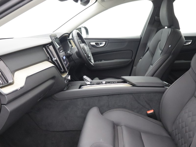 2025 (75) VOLVO XC60 2.0 B5P Plus Dark 5dr AWD Geartronic 5894978