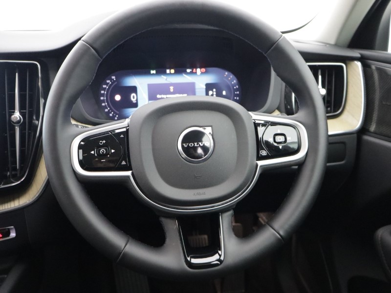 2025 (75) VOLVO XC60 2.0 B5P Plus Dark 5dr AWD Geartronic 5895001