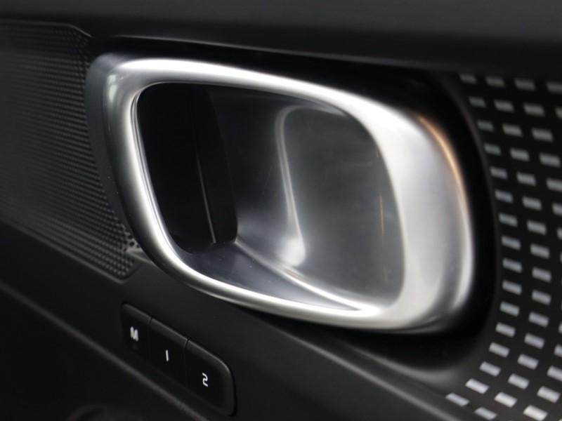 2025 (25) VOLVO XC40 2.0 B4P Plus Dark 5dr Auto 5919758