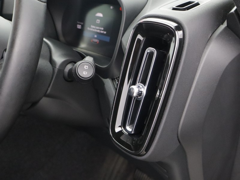2025 (25) VOLVO XC40 2.0 B4P Plus Dark 5dr Auto 5919760