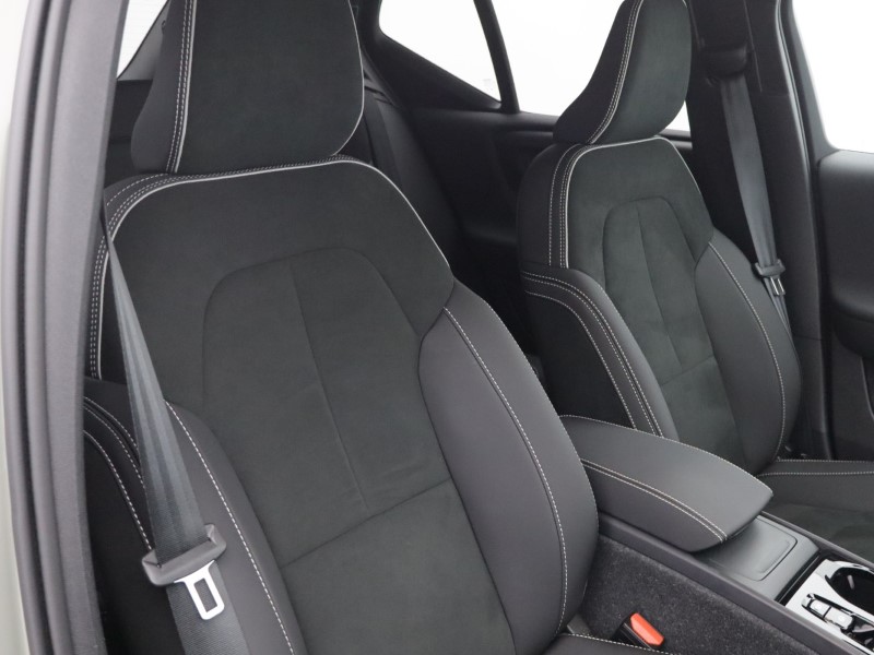 2025 (25) VOLVO XC40 2.0 B4P Plus Dark 5dr Auto 5919764