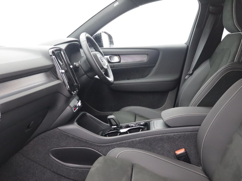 2025 (25) VOLVO XC40 2.0 B4P Plus Dark 5dr Auto 5919754