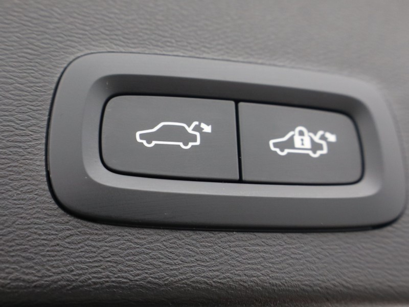 2025 (25) VOLVO XC40 2.0 B4P Plus Dark 5dr Auto 5919749