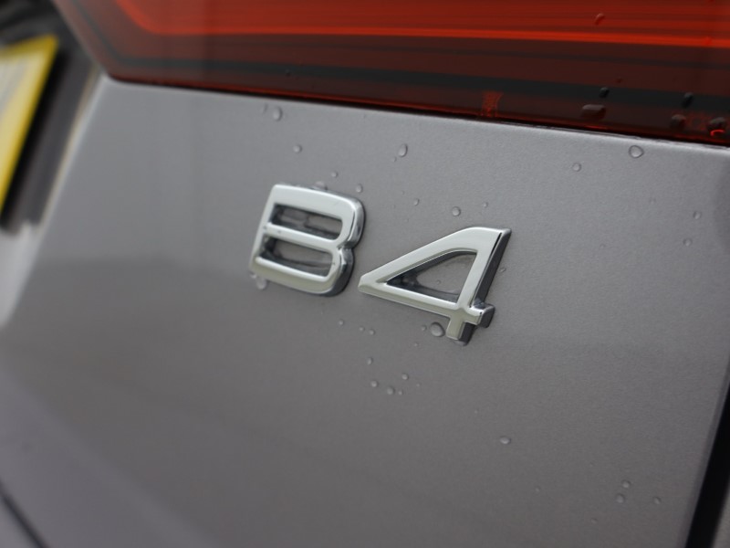 2025 (25) VOLVO V60 2.0 B4P Plus Dark 5dr Auto [7 speed] 5936661