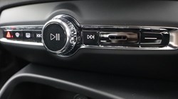 2026 (76) VOLVO XC40 2.0 B3P Plus Dark 5dr Auto *VAT QUALIFYING* 5968382