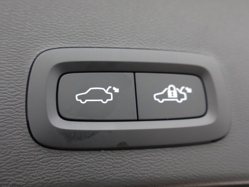 2026 (76) VOLVO XC40 2.0 B3P Plus Dark 5dr Auto *VAT QUALIFYING* 5968346