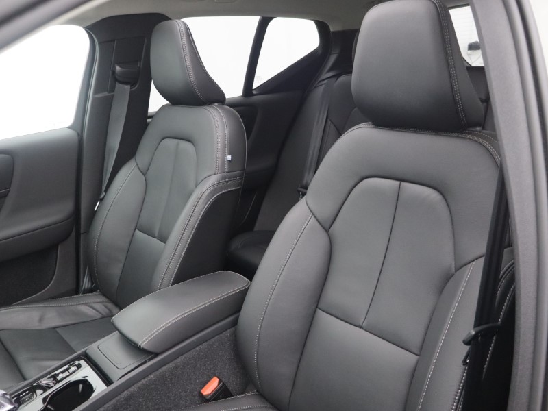 2025 (74) VOLVO XC40 2.0 B4P Ultra Dark 5dr Auto 5991616