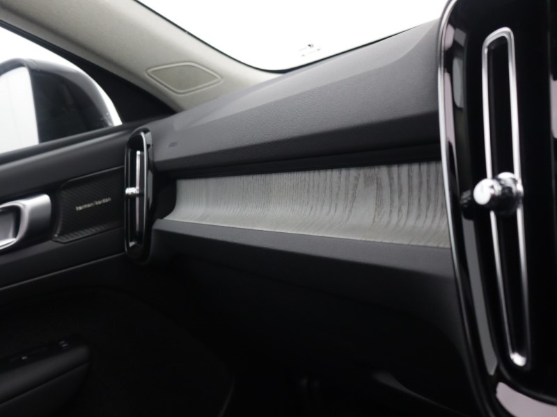2025 (74) VOLVO XC40 2.0 B4P Ultra Dark 5dr Auto 5991640