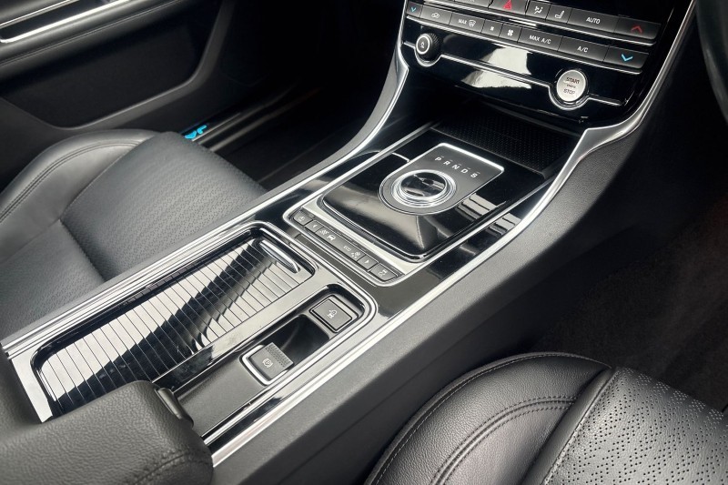 2020 (20) JAGUAR XF 2.0d Prestige 4dr Auto 4936364