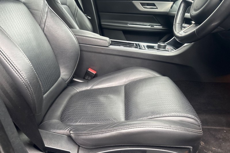 2020 (20) JAGUAR XF 2.0d Prestige 4dr Auto 4936376