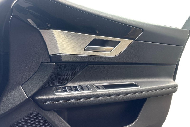 2020 (20) JAGUAR XF 2.0d Prestige 4dr Auto 4936373