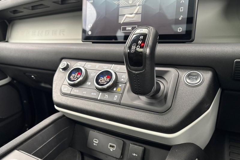 2021 (21) LAND ROVER DEFENDER 3.0 D300 X-Dynamic SE 110 5dr Auto 4956430