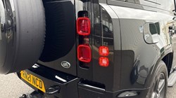 2021 (21) LAND ROVER DEFENDER 3.0 D300 X-Dynamic SE 110 5dr Auto 4956468