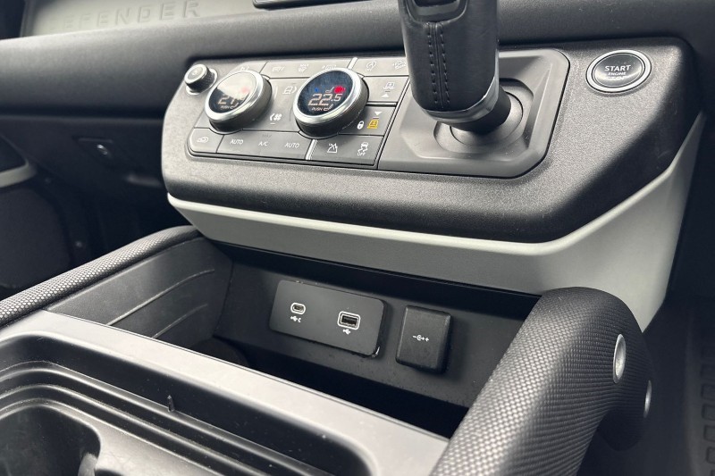 2021 (21) LAND ROVER DEFENDER 3.0 D300 X-Dynamic SE 110 5dr Auto 4956456