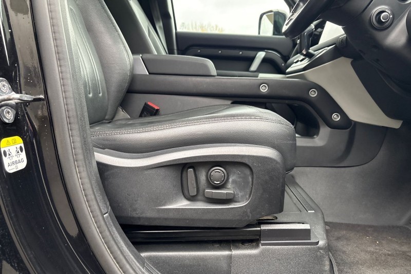 2021 (21) LAND ROVER DEFENDER 3.0 D300 X-Dynamic SE 110 5dr Auto 4956442