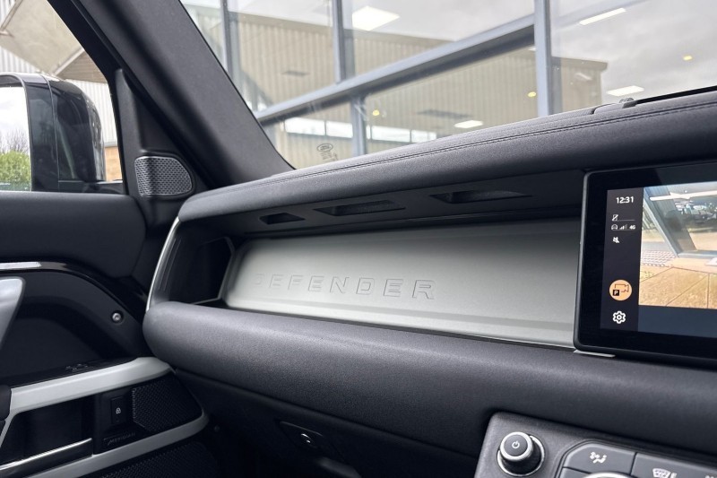 2021 (21) LAND ROVER DEFENDER 3.0 D300 X-Dynamic SE 110 5dr Auto 4956445