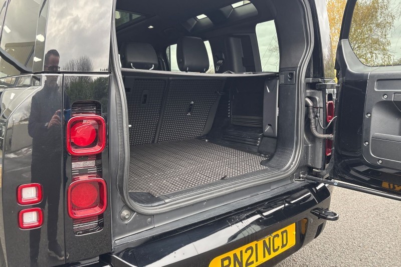 2021 (21) LAND ROVER DEFENDER 3.0 D300 X-Dynamic SE 110 5dr Auto 4956460