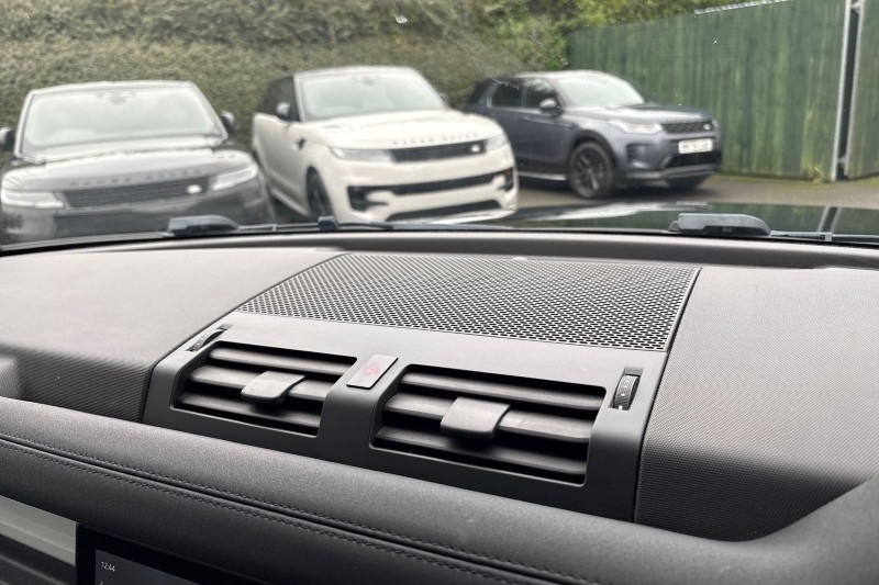 2021 (21) LAND ROVER DEFENDER 3.0 D300 X-Dynamic SE 110 5dr Auto 4956455