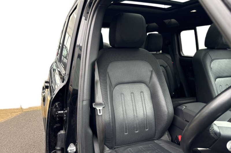 2021 (21) LAND ROVER DEFENDER 3.0 D300 X-Dynamic SE 110 5dr Auto 4956444