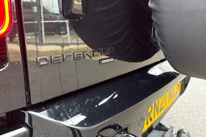 2021 (21) LAND ROVER DEFENDER 3.0 D300 X-Dynamic SE 110 5dr Auto 4956467
