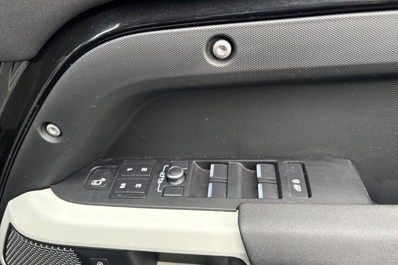 2021 (21) LAND ROVER DEFENDER 3.0 D300 X-Dynamic SE 110 5dr Auto 4956441