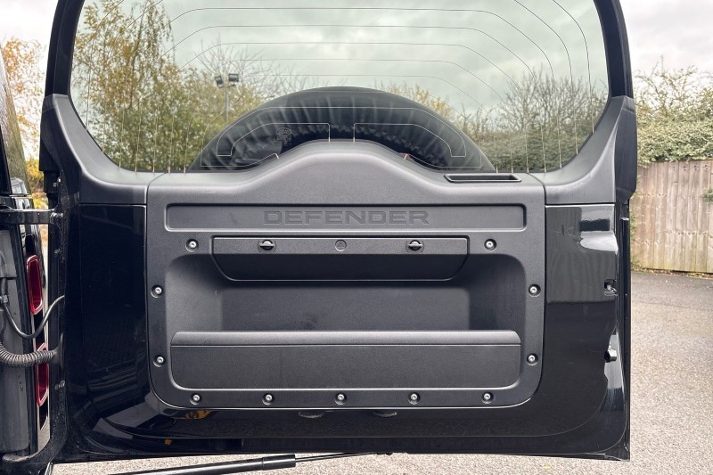 2021 (21) LAND ROVER DEFENDER 3.0 D300 X-Dynamic SE 110 5dr Auto 4956461