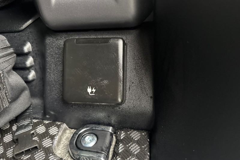 2025 (25) LAND ROVER DEFENDER 2.0 P300e X-Dynamic SE 110 5dr Auto 4985040