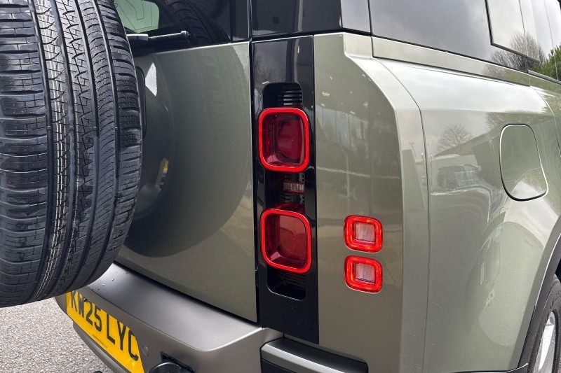 2025 (25) LAND ROVER DEFENDER 2.0 P300e X-Dynamic SE 110 5dr Auto 4985035
